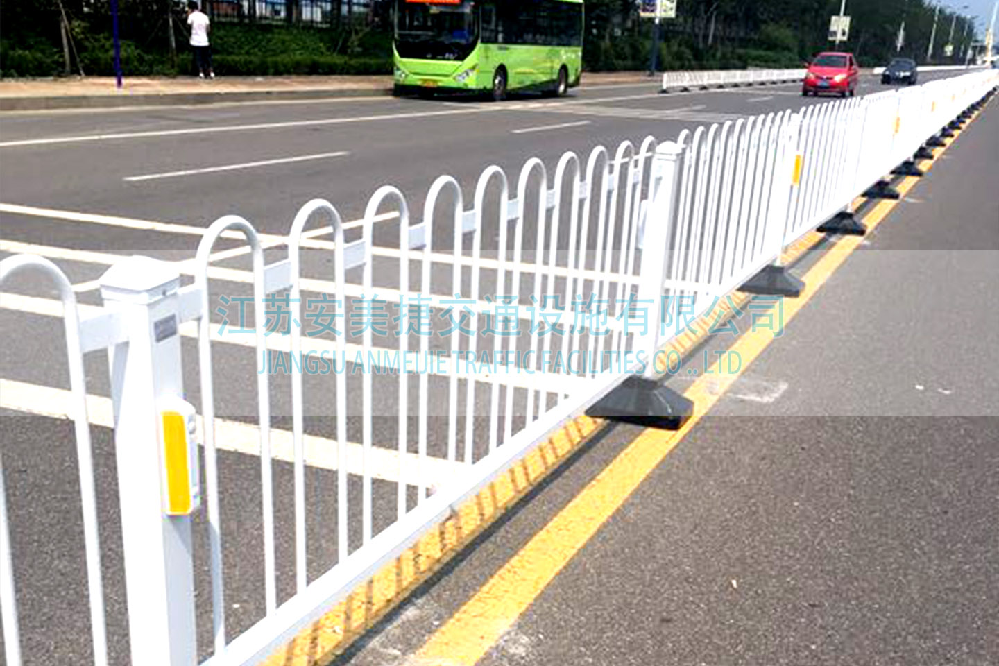 濱州市城區(qū)40000米隔離護(hù)欄安裝項目